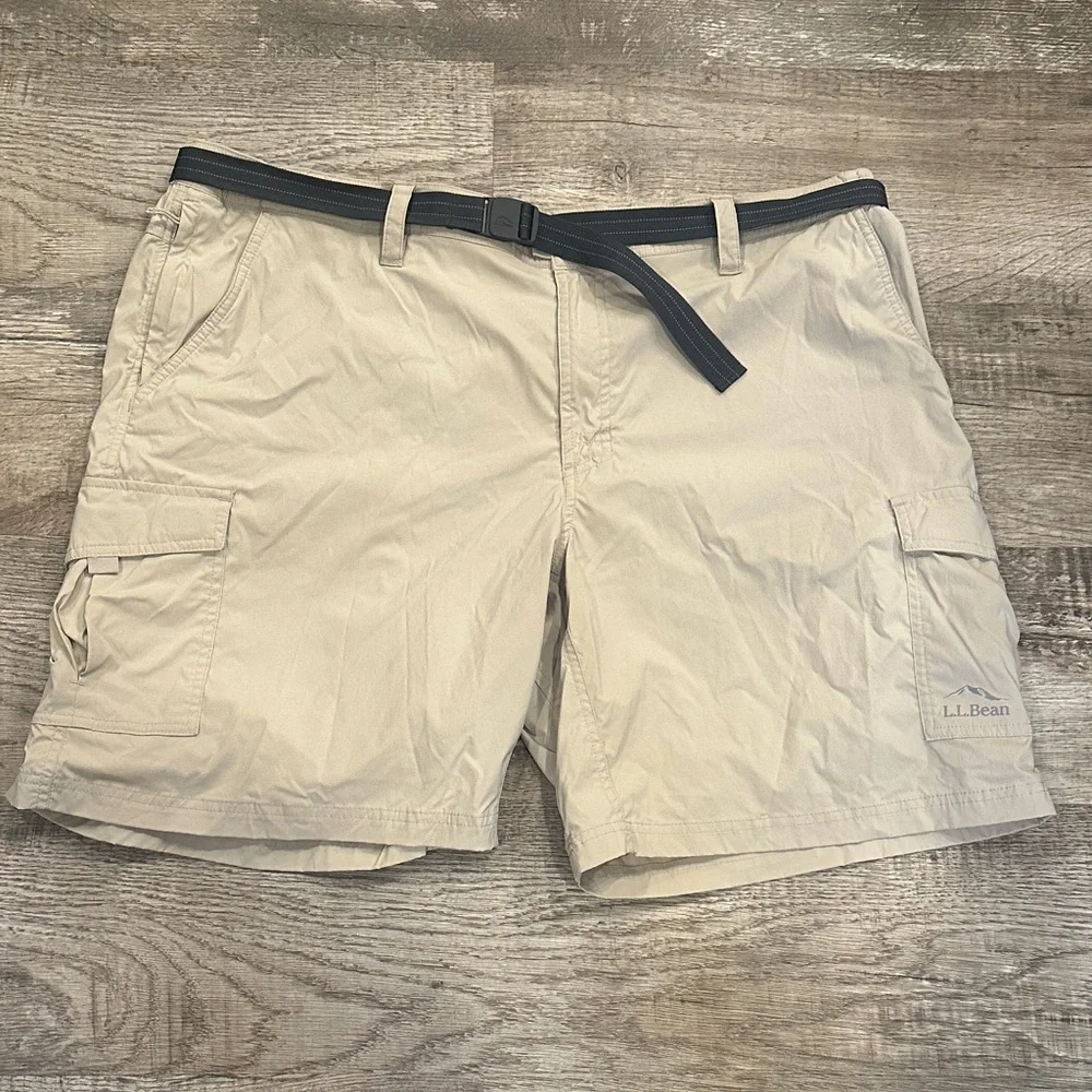 L.L. Bean Men's 2XL Beige Cargo Shorts with Belt‎